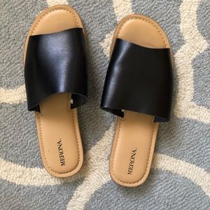 Black flat/ sandals